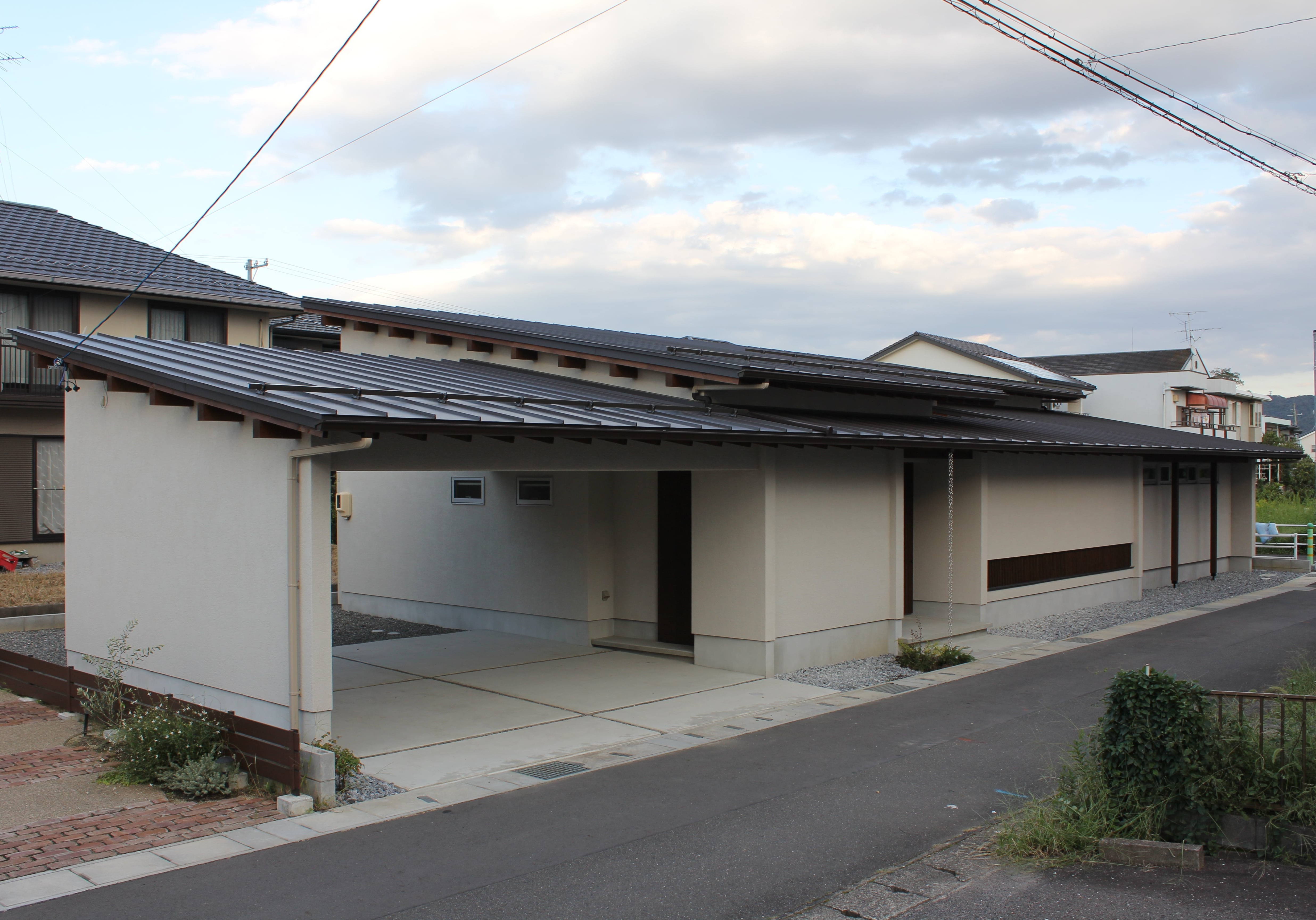 安田住宅｜安田建築設計室｜広々とした平屋の外観。シンプルでモダンなデザインが特徴で、周囲の景観に溶け込む落ち着いた色合いである。