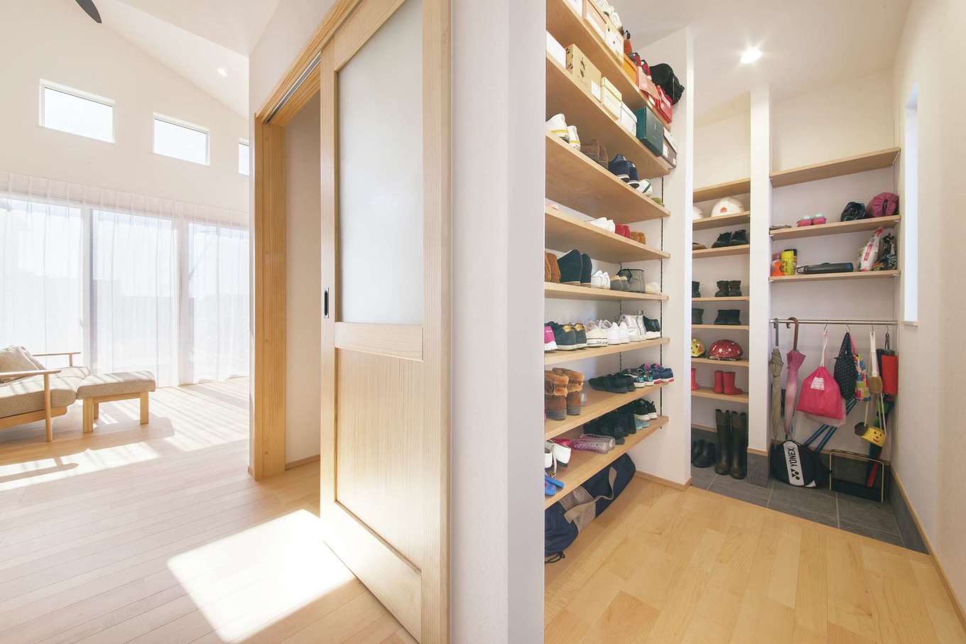 コットンハウス【子育て、省エネ、間取り】ゲストと家族の動線が分かれる玄関。収納は、靴・雨具・上着など、しまうものに合わせてプランしている