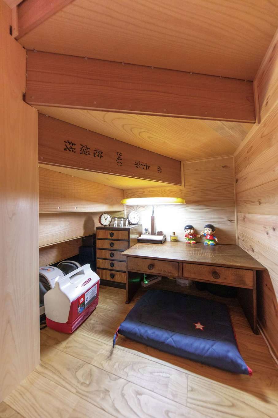 櫻 工務店【デザイン住宅、和風、自然素材】建築中に階段下の活用を思いついて作ってもらったというご主人の隠れ家。文机やランプなど、最近はまっている骨董市で手に入れた昭和レトロなインテリアが素敵