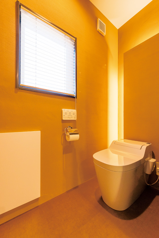 nattoku住宅｜トイレは消臭効果に優れた薩摩中霧島壁を標準採用。間接照明が安らぎ感を与える