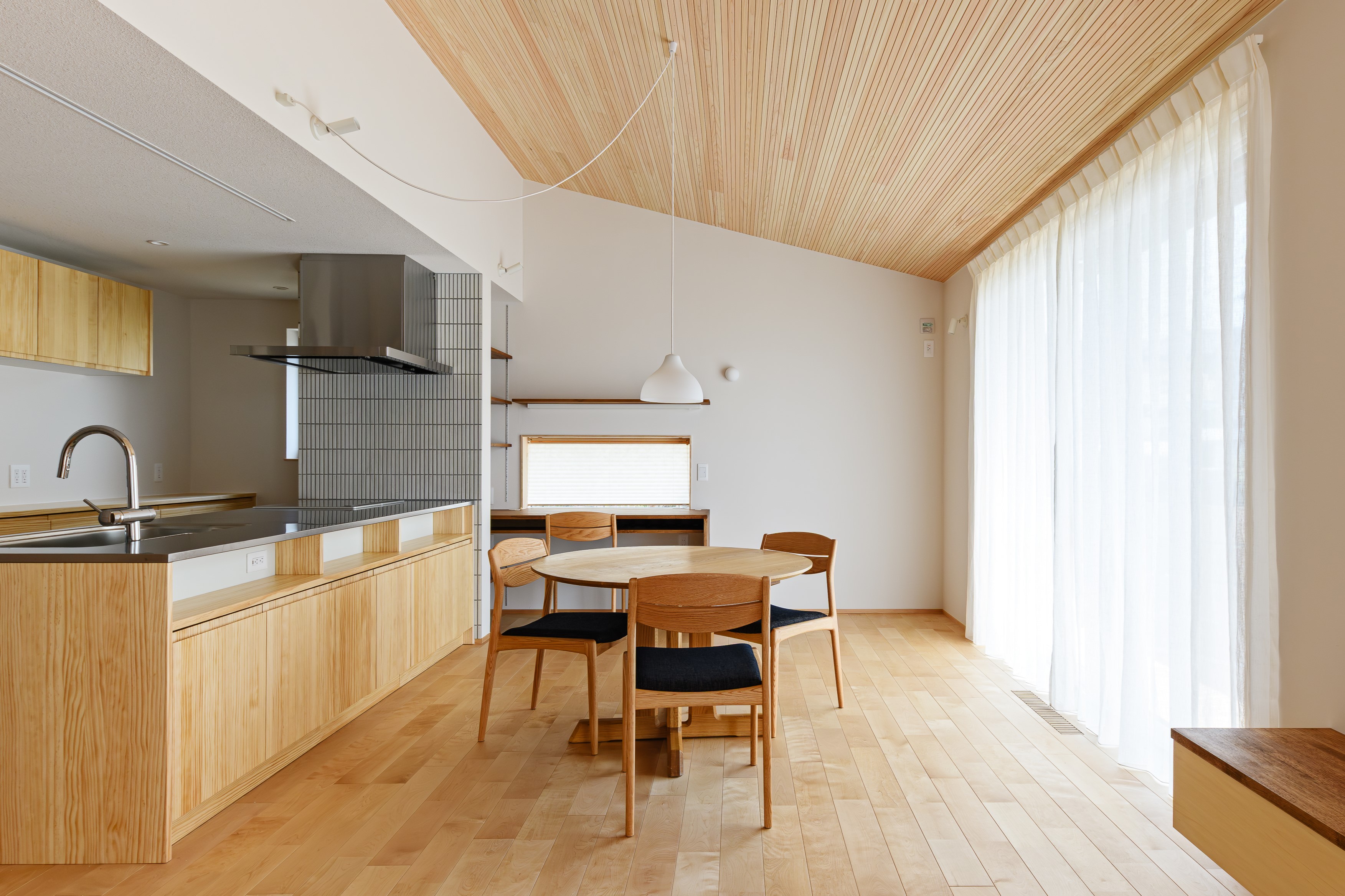 エムズアソシエイツ｜南側に配置し、大きな開口部で日差しをたくさん取り込めるように。