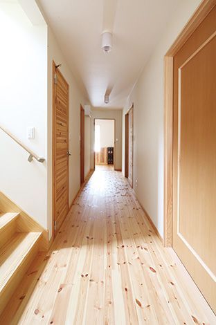 風通しと明るさに配慮して、通常よりも広めの幅を取った廊下