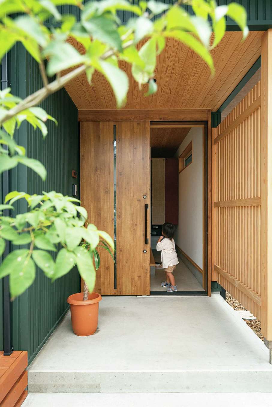 仲田工務店【子育て、自然素材、間取り】板張り天井と桧の格子でデザインした玄関ポーチ