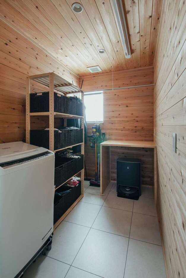 ランドリールームの天井と壁は、調湿性の高い杉板を採用