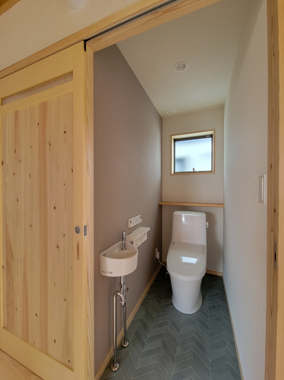 アクトホーム｜手洗い器付きでコンパクトながら機能性抜群。節水型トイレを採用し、来客も使いやすい清潔感あふれるパウダールーム。