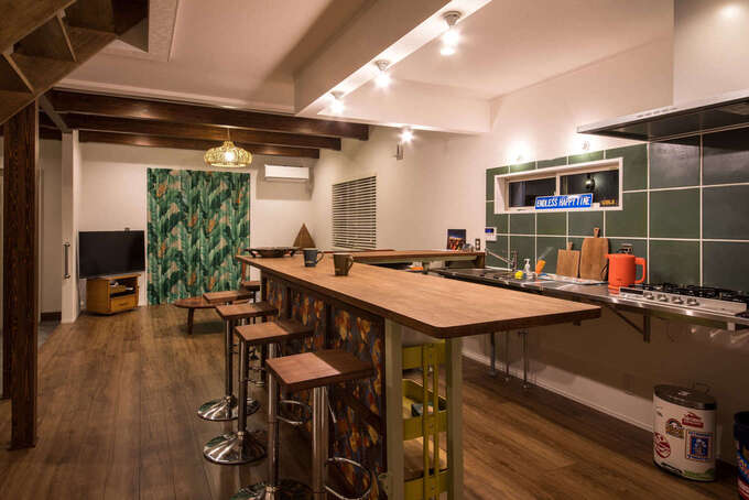 ご主人のDIYによるカウンタースペース。アイアンの脚の部分は階段と同じ色で揃えてある。友人や仲間を招く際も、ダイニングカウンターが団らんの場として活躍