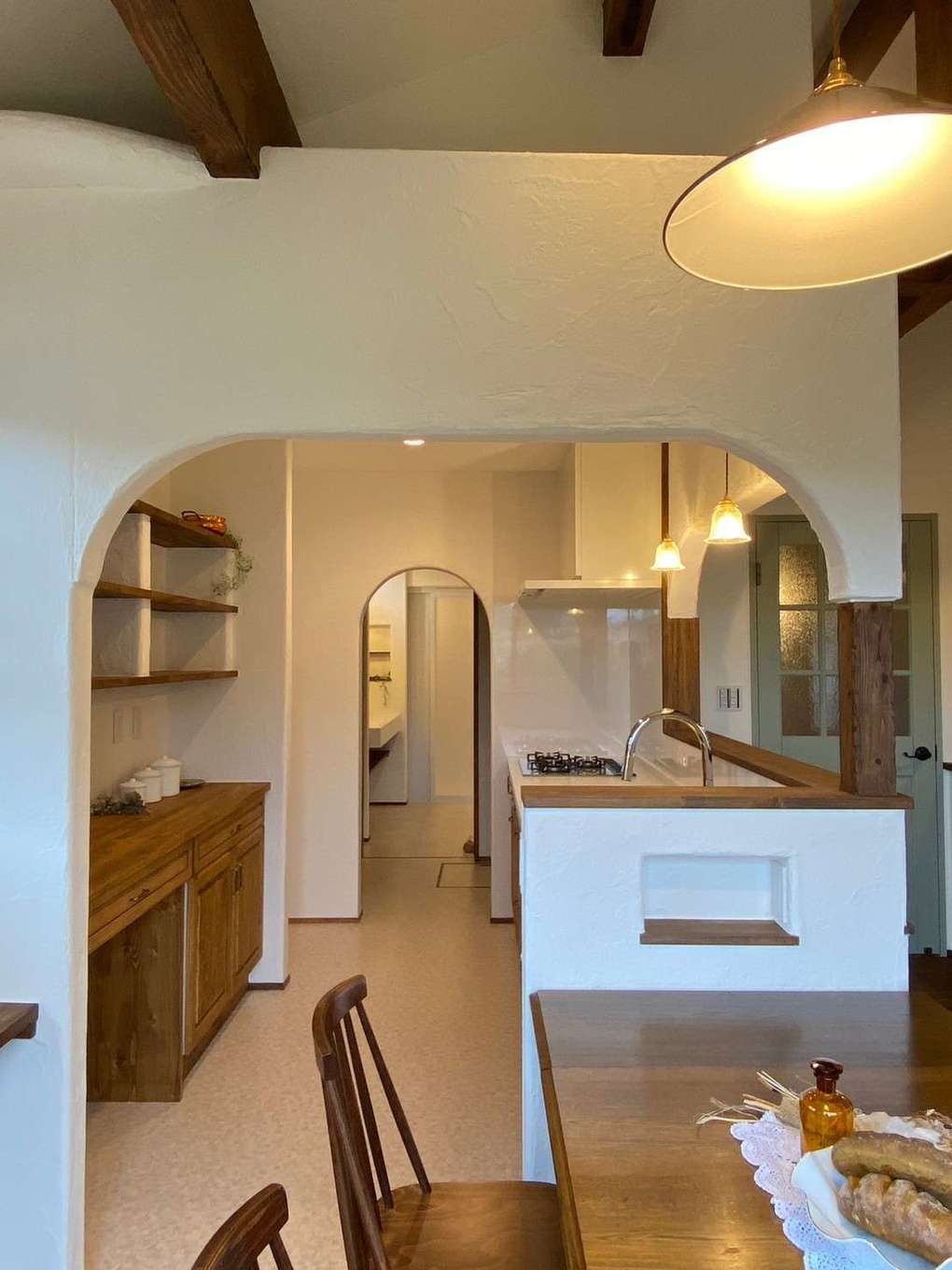 藤田建設（ラフェルム沼津）【デザイン住宅、自然素材、間取り】ダイニングからキッチン、パントリー、洗面脱衣室へと続く動線。リフレインするアーチで、家事も楽しく