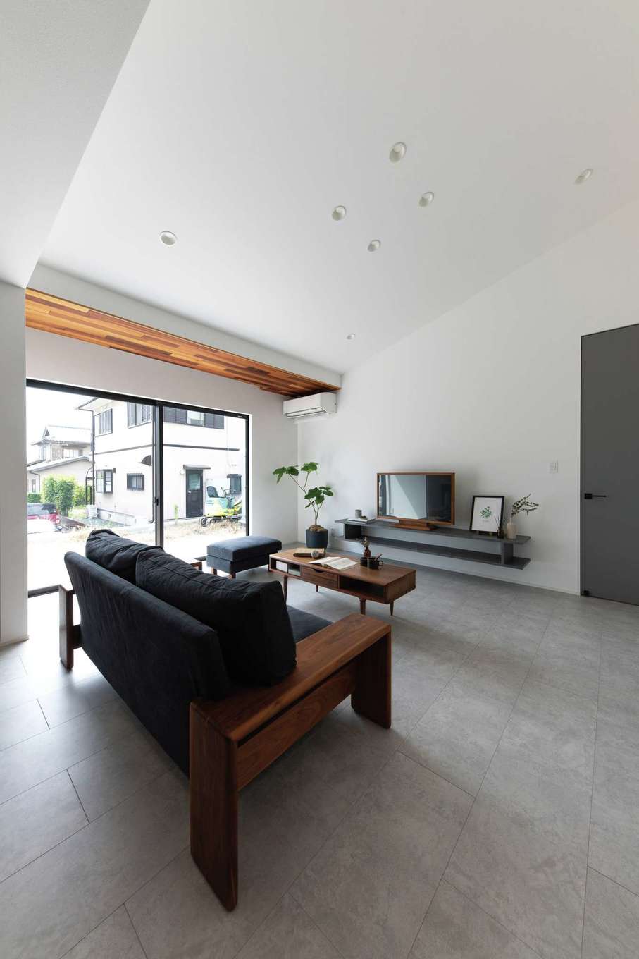 KUREKEN HAUS（榑林建設）【デザイン住宅、省エネ、平屋】見学した同社の家は木目を感じる家が多かったが、「みんなと同じはやめよう」とスタイリッシュな空間を希望。タイル調の床材を採用し、造作のテレビボードも雰囲気を統一