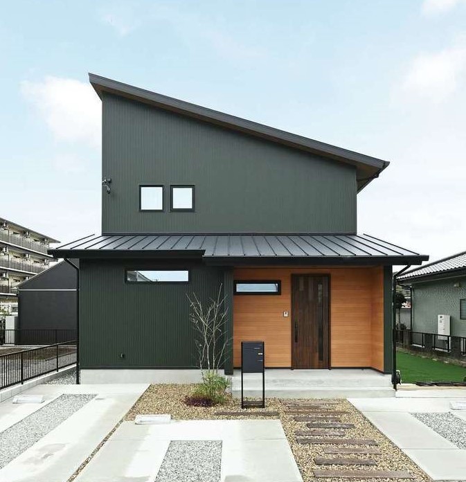 Yamaguchi Design 【デザイン住宅、収納力、間取り】勾配を付けた片流れの屋根がスタイリッシュな外観。モスグリーンのガルバリウム鋼板を採用した外壁をベースに、木目でアクセントを付けた