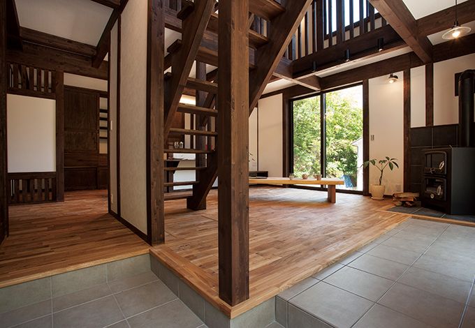 サイエンスホーム【1000万円台、デザイン住宅、狭小住宅】玄関から直接リビングに繋が る間取り。右手には、ストーブへ 薪を運ぶための土間が続く