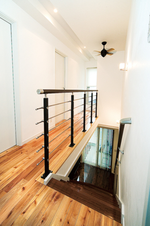 1階と2階で床材の色を変えた。2階は明るい雰囲気に