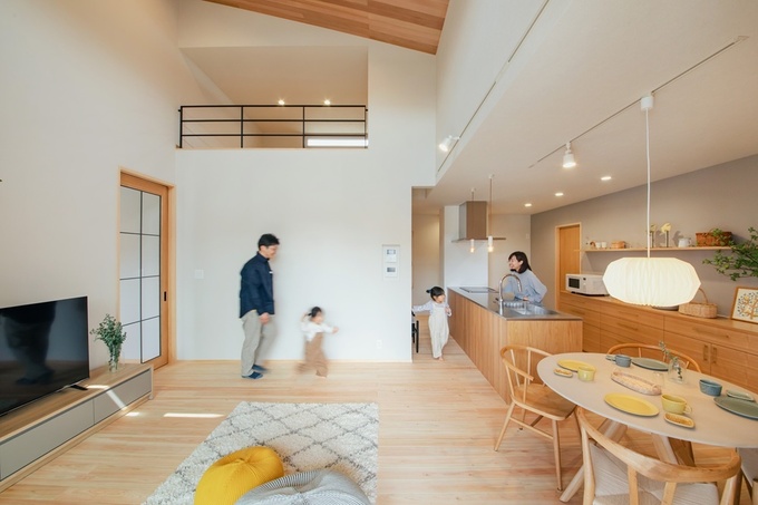 勾配天井は板張りで木の温もりのある空間