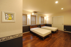 13畳の主寝室はホテルライクな仕上がりに。奥の引き戸を開けると2匹のドッグスペースになっている