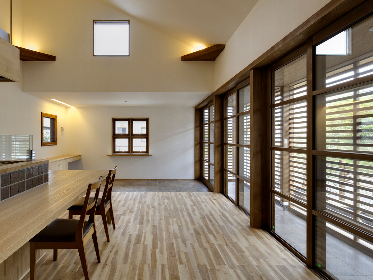 斉藤工務店｜シンプルで機能的なダイニングスペース。大きな窓から自然光が差し込み、居心地のよい雰囲気を作り出している。