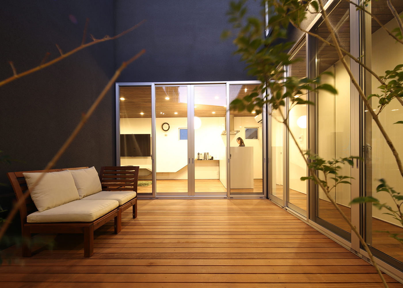 SIMPLE NOTE 豊川スタジオ【デザイン住宅、建築家、平屋】庭との一体感が安らぎもたらす中庭。視線が外へと促され、室内と外の景色が溶け合うかのように感じさせる“抜け感”が、圧倒的な開放感をもたらす。夜はライトアップして夫婦でお酒を楽しむことも