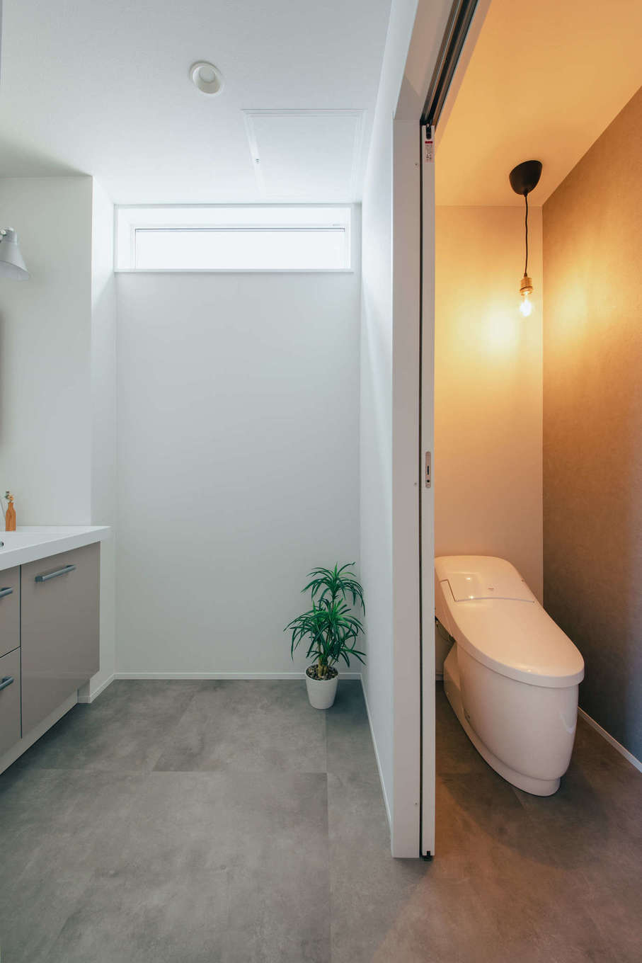 DAITOKU（大得工務店）【デザイン住宅、子育て、間取り】1階の洗面コーナーとトイレにはDAITOKU標準仕様のフロアタイルを施工。耐久性・耐水性が高いので掃除がとてもラク