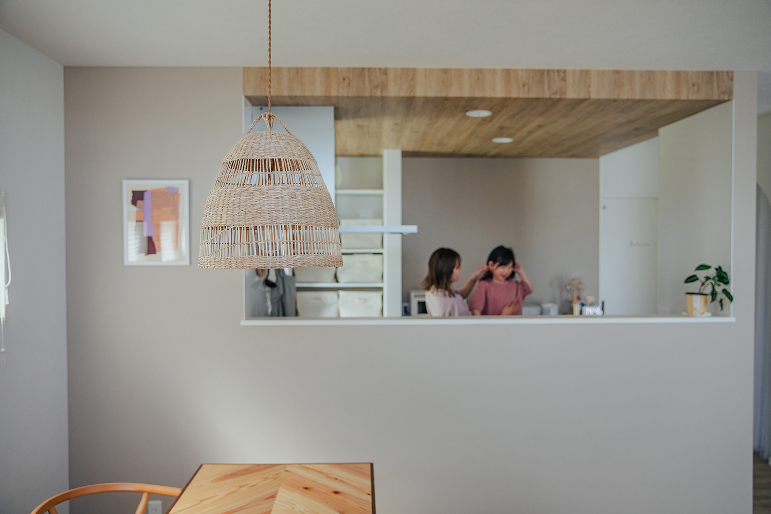 子育て安心住宅 Design Craft Office【デザイン住宅、子育て、間取り】下がり天井と腰壁の組み合わせがカフェを思わせるオシャレなキッチン。親子一緒に料理やお菓子づくりを楽しむことも