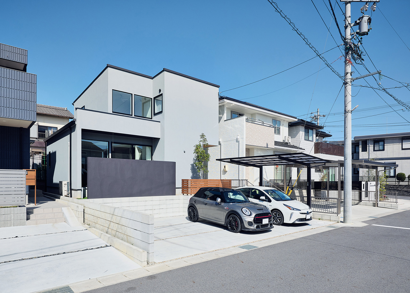 平屋建築ブルーハウス【デザイン住宅、間取り、ペット】角張ったフォルムはどの角度から見ても美しく、均整の取れたデザイン。周囲の視線を遮る目隠し壁には黒色を採用し、外壁のアクセントに