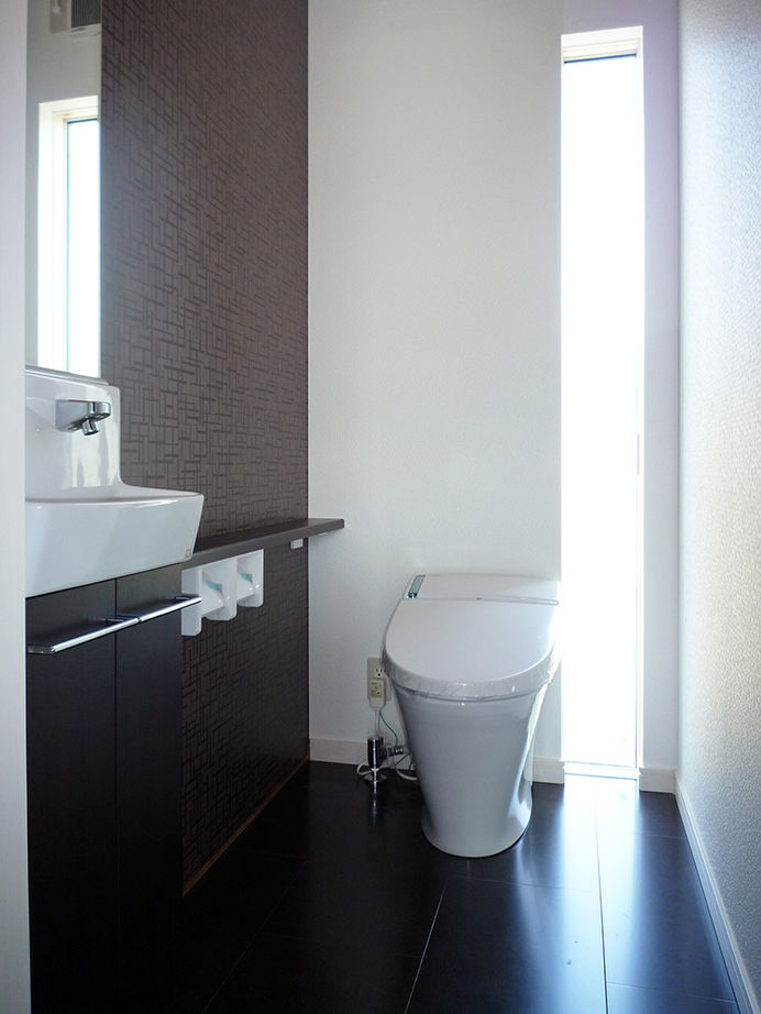 吉川住建【1000万円台、デザイン住宅、建築家】アクセント窓を採用したトイレ。やわらかな外光が注ぎ込んで明るく、またタンクレストイレで空間もすっきりとしている