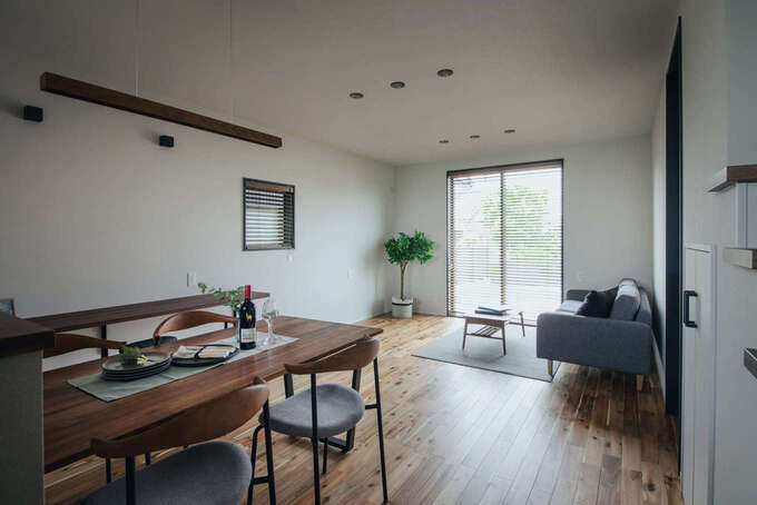 シックな雰囲気にコーディネートされた17.6畳のリビングダイニング