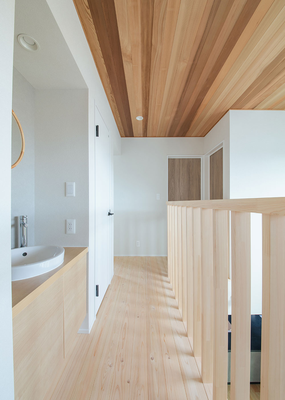 フジモクの家（富士木材）【自然素材、狭小住宅、省エネ】2階にもふんだんに無垢が使われる。木の手すりは大らかな空間にぬくもりを溶け込ませ、手ざわりもやさしい