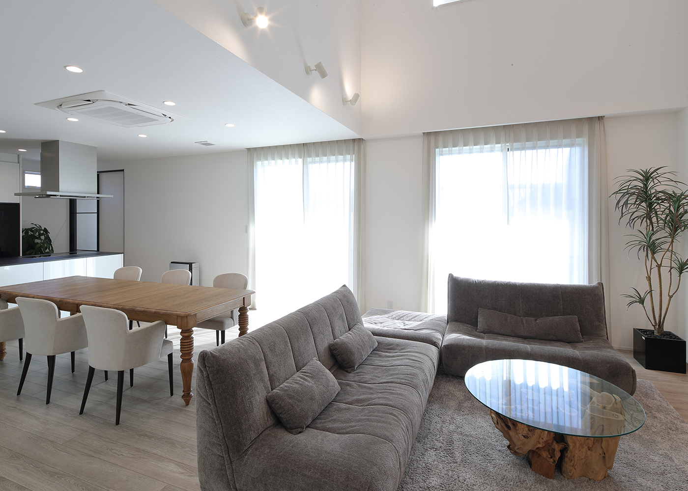 TOZAKI HOME 戸﨑建設　【デザイン住宅、間取り、インテリア】LDKにはたっぷりの光を取り込むハイサッシを。開け放てばテラスとつながり、外の自然を身近に感じられる