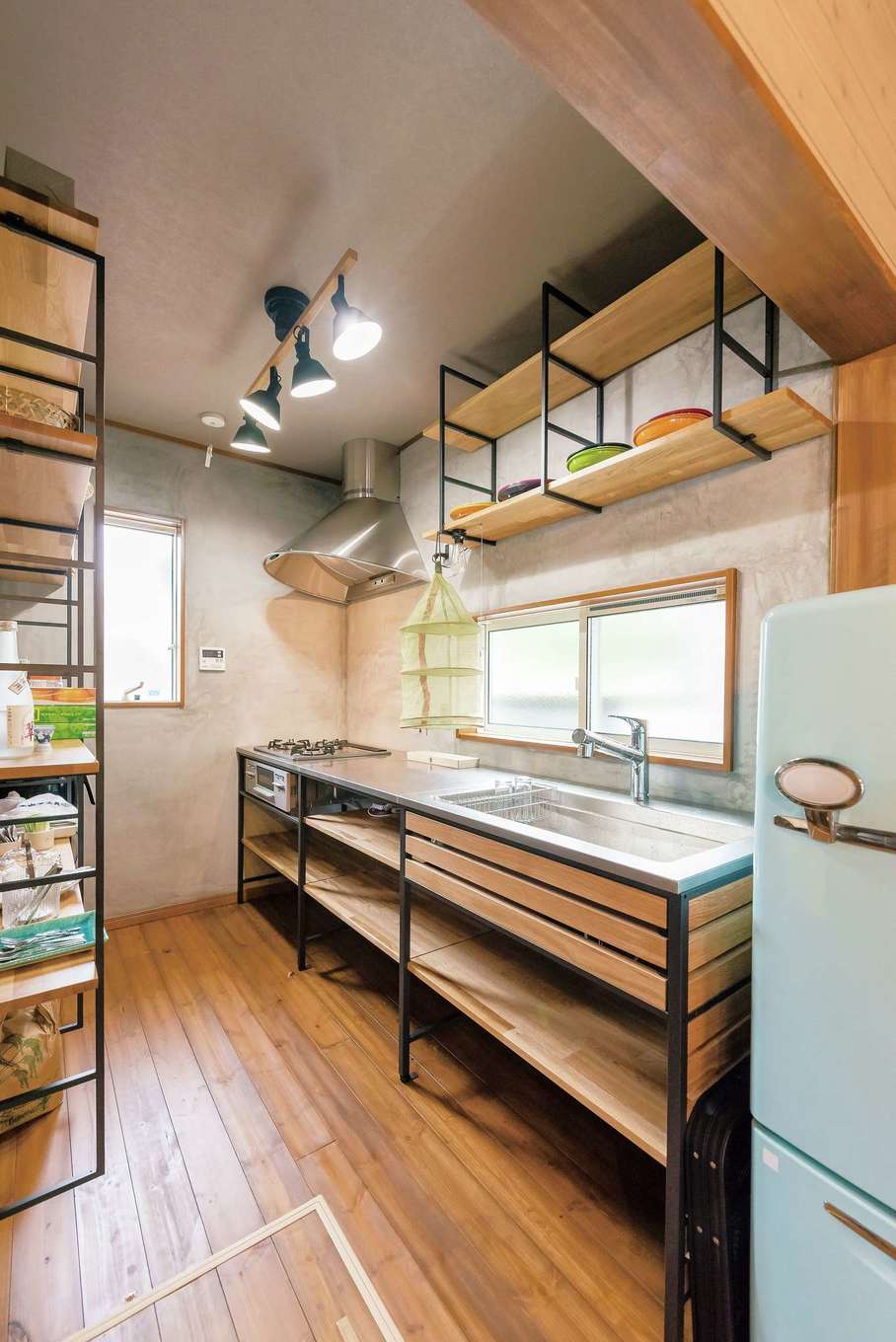 イーホーム【趣味、自然素材、ガレージ】木とアイアンが融合した男前のキッチン。収納も充実。レトロな冷蔵庫もぴったり