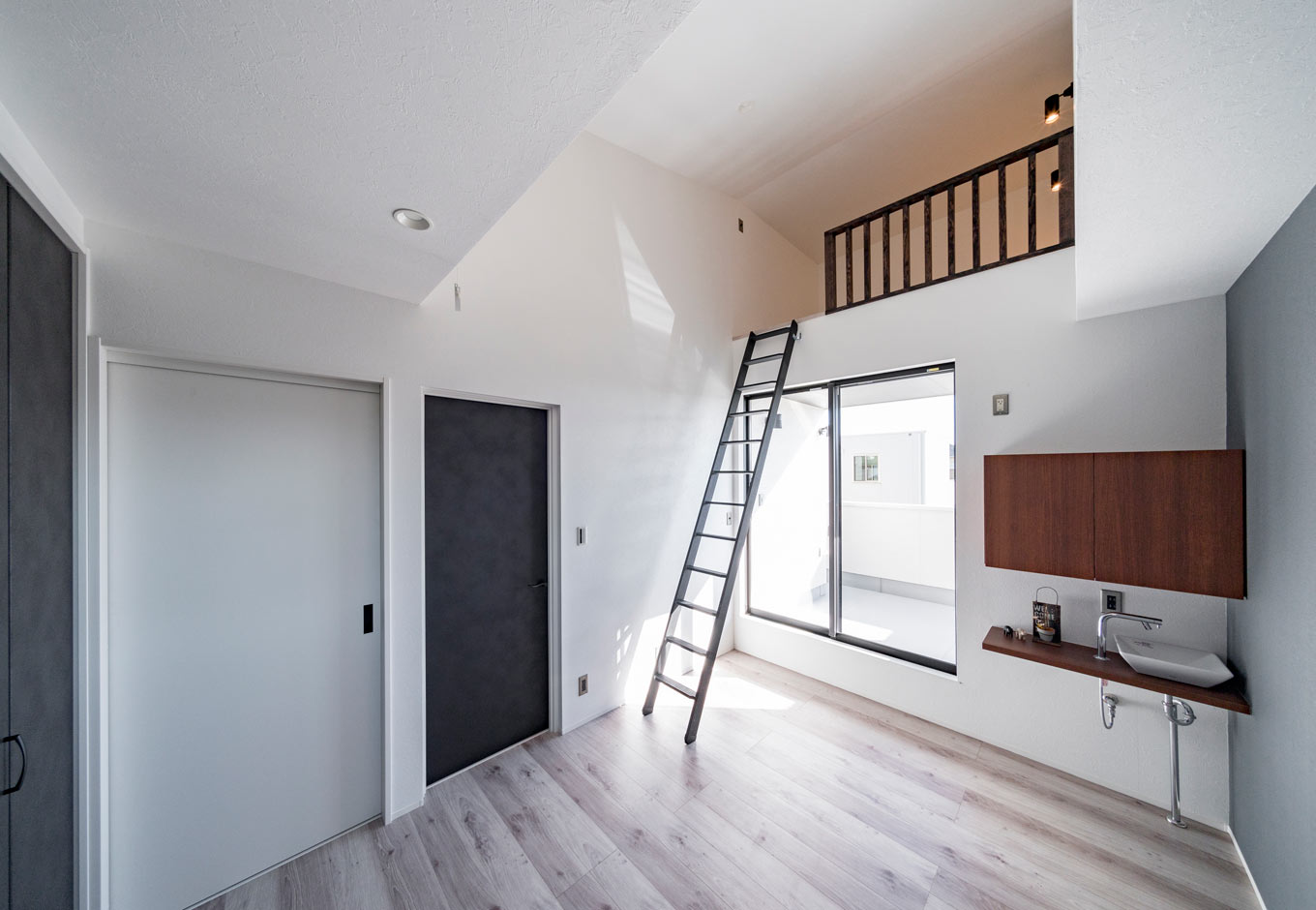 長坂篤建築研究所│nalabo（エヌエーラボ）【子育て、建築家、スキップフロア】ご主人がDVDを楽しむためのロフト、夫婦でコーヒーを飲むための水栓設備を設けた主寝室。バルコニーでおうちカフェを楽しむことも
