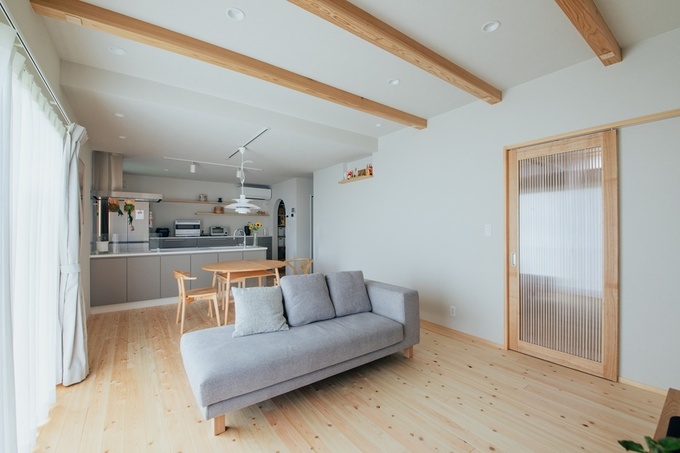 北欧の照明や絵画が似合うリビング