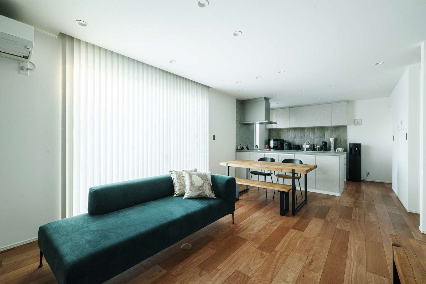 HAPPY HOUSE（山田工務店）【デザイン住宅、間取り、スキップフロア】和室と合わせると20.5畳の大空間・大開口LDK。白・木目・グレーでシンプルモダンなデザインにコーディネートした。カーテンBOXを採用したことでより広く感じられる