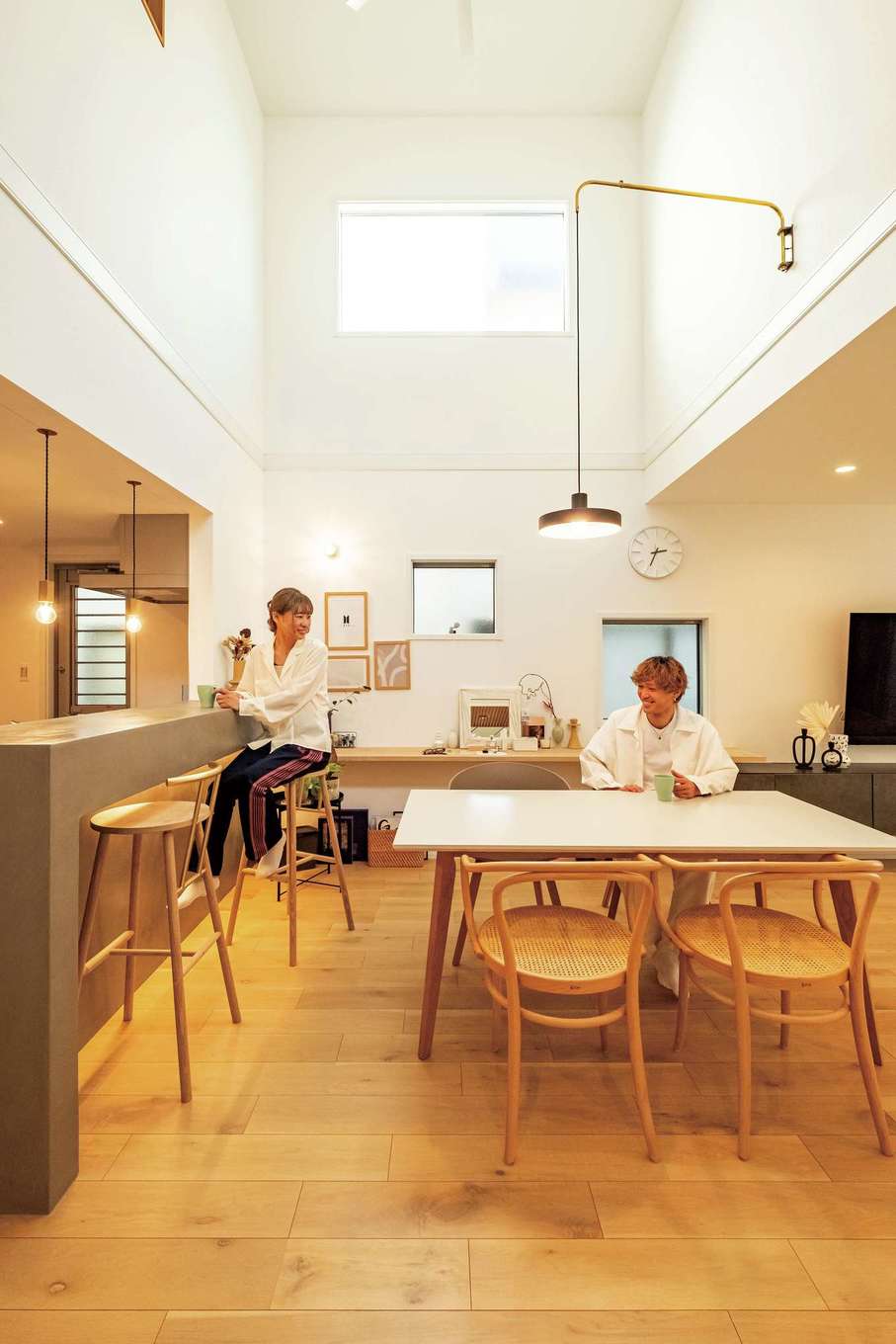 ハートホーム【デザイン住宅、高級住宅、間取り】個性的なフォルムのブラケットライトが大人っぽさを演出。キッチンカウンターは仲間が集まったときにも大活躍