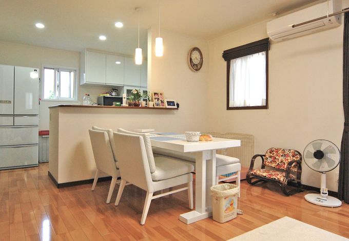 ダイニングの奥には水回りがまとまっている。家事動線もよく考えられていて、奥さんも大変喜んでるそう