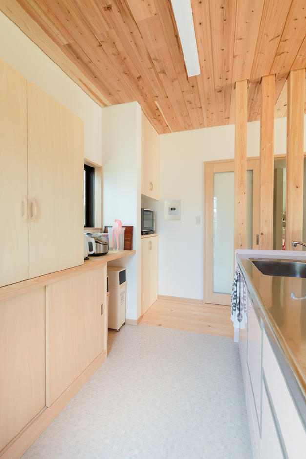 キッチンは置く物を考えながら造作収納を製作。床材はお手入れ方法も考えて選択