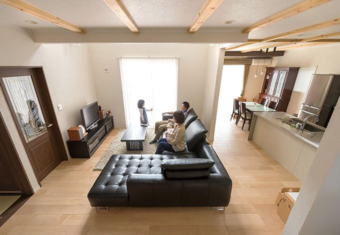 シンプルにまとめたリビング。まさに家の中心にあたり、家族が集う。ダイニングと完全に空間を分けることで寛げるスペースになった