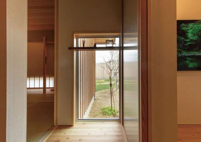茶室の入口の手前にFIX窓を設け、中庭へと目線を通す。北面からの安定した光が差し込み、暗くなりがちな空間に明るさをもたらしている