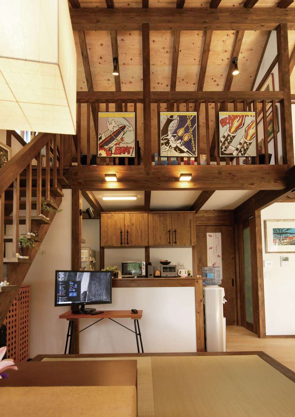 サイエンスホーム【趣味、自然素材、平屋】造作の食器棚は一体感を演出し、使い勝手もいい。右手にパントリー兼収納、奥には浴室と洗面脱衣室がまとめられ、家事の効率を高めている