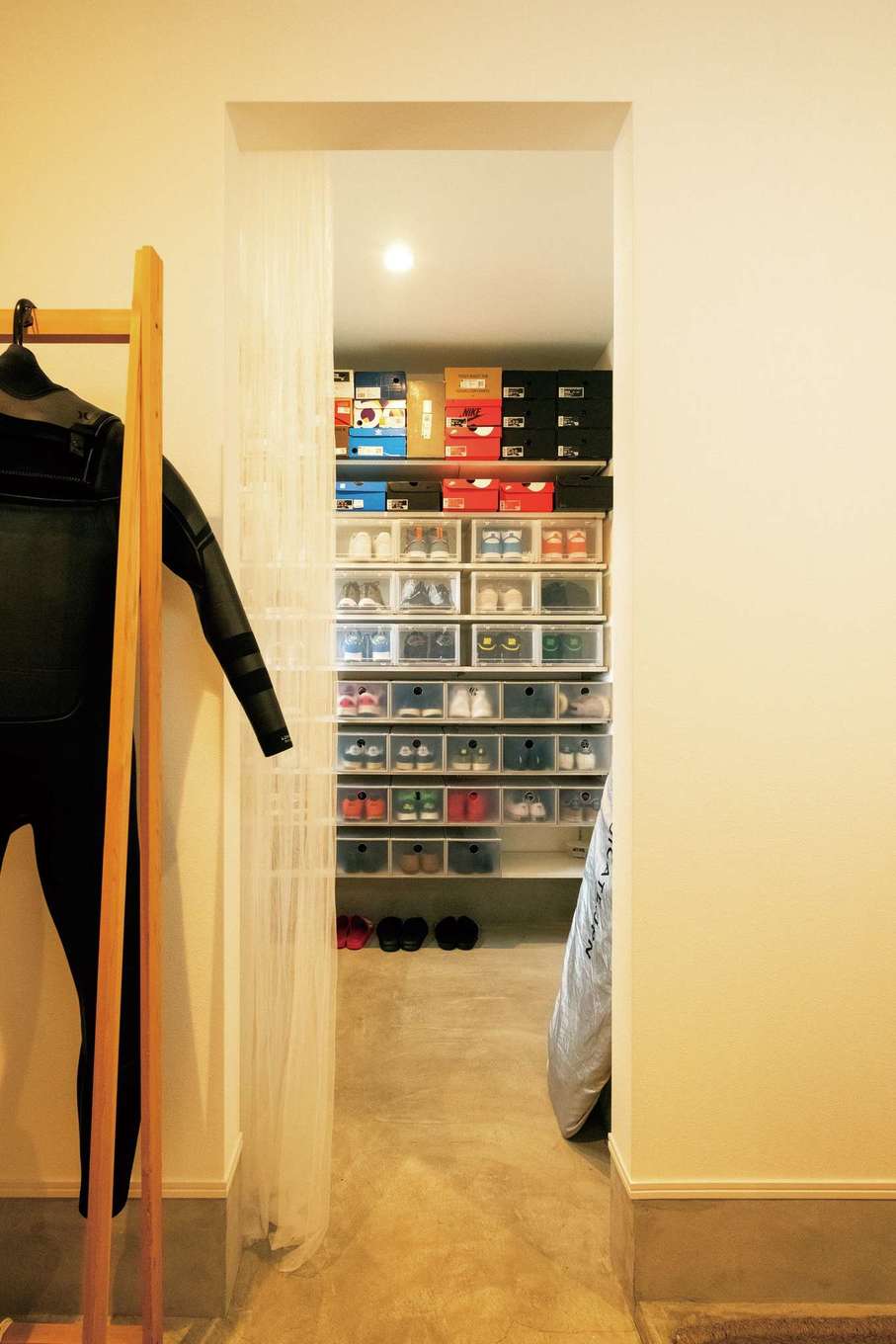 ハートホーム【デザイン住宅、高級住宅、間取り】普段履きの靴はもちろん、コレクションのスニーカー、サーフィンボード、自転車も入る広めの玄関収納