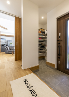 シューズクロークは機能性を重視して土間続きのオープンスタイルに。天井を標準より10㎝上げたことで空間にゆとりが感じられる