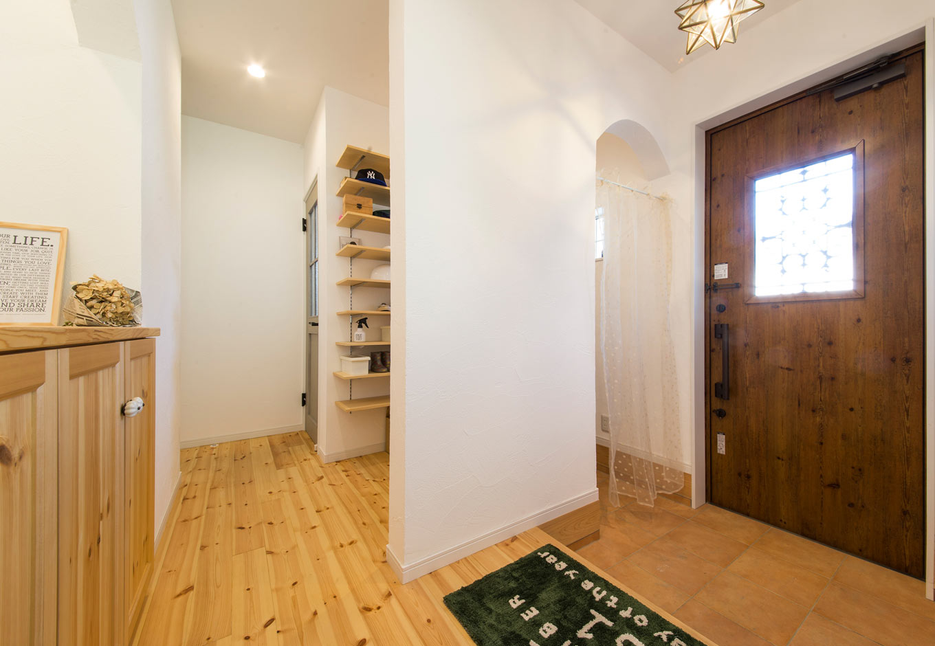 DISTANCE 野本建築【子育て、省エネ、インテリア】玄関と建具なしでつながるシューズクロークは、使い勝手が良い