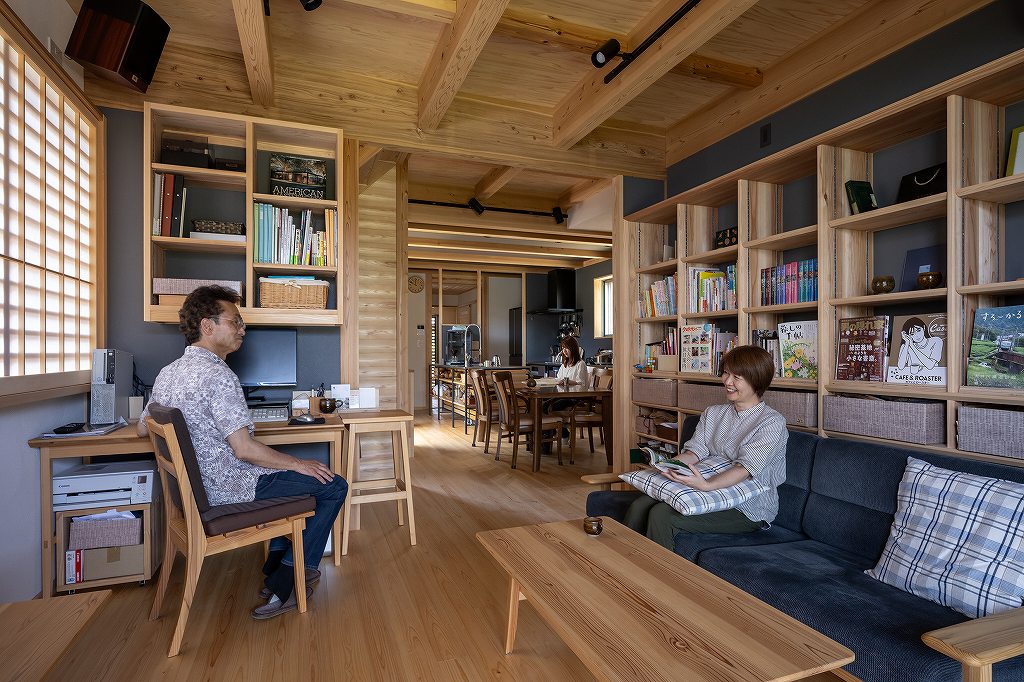 地域の無垢の木でつくるオリジナル家具