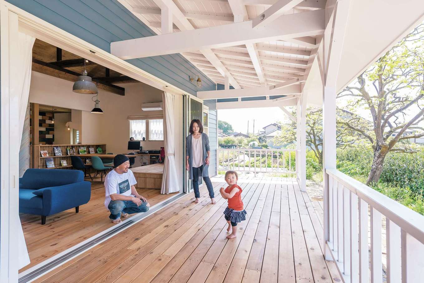 富士ホームズデザイン｜フルオープンの窓でリビングとつながるカバードポーチは、室内に開放感をもたらし、空間を広く見せる効果も。外気を感じる半屋外のスペースとして大人がくつろぐのにも、子どもを遊ばせるのにもぴったりだ