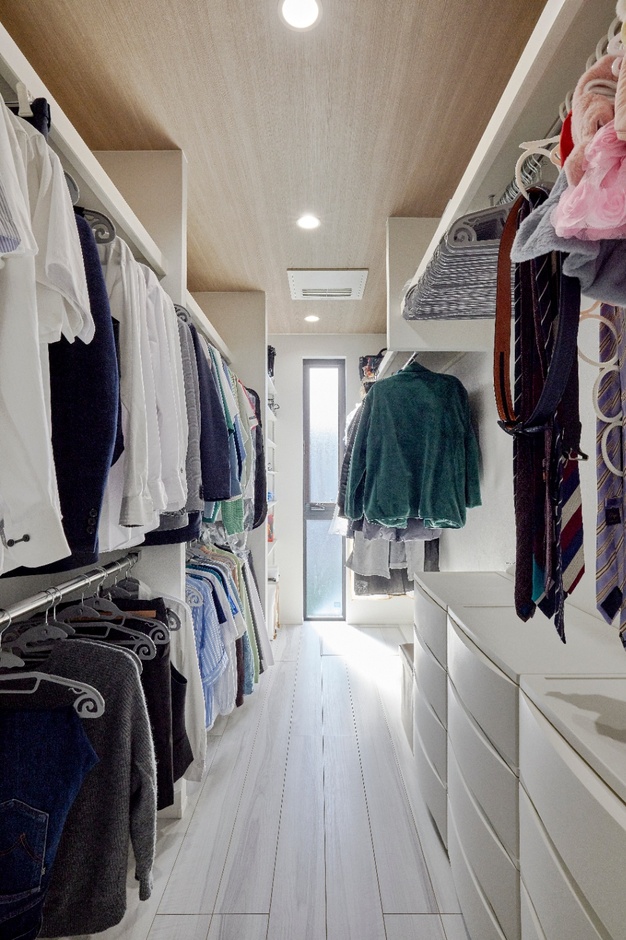 収納量たっぷりのファミリークローゼット。スリット窓から自然光が心地よく差し込み、空間全体を明るく保つ。