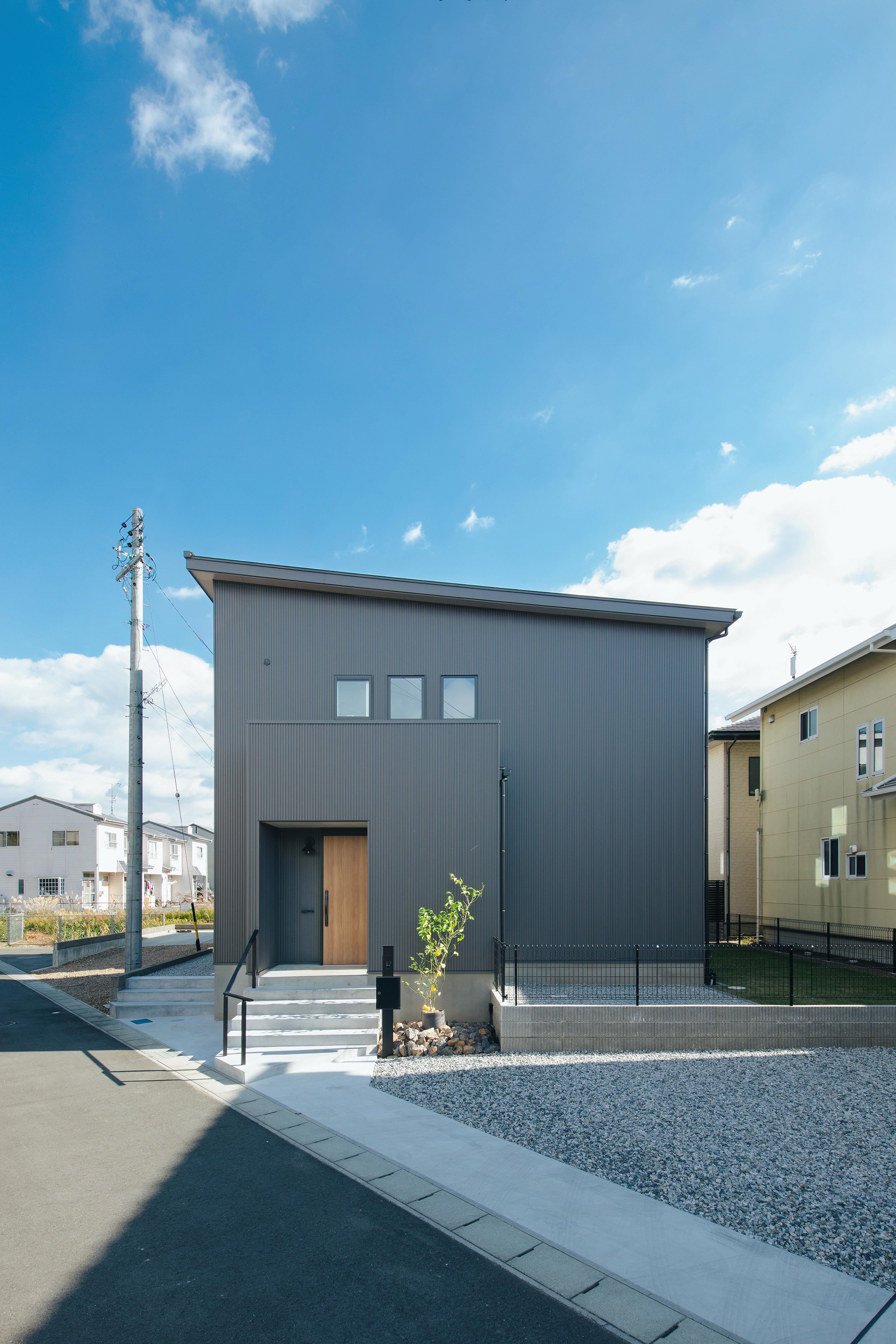 DAITOKU（大得工務店）【子育て、省エネ、建築家】三角形の変形地を巧みに活かし、コンパクトに建てても子どもがのびのび育つように設計。片流れの屋根に6.15kWの太陽光発電を搭載し、ランニングコストを抑える工夫も