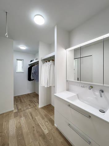 洗面スペースとファミリークローゼットクローゼットが隣接した家事楽な間取り