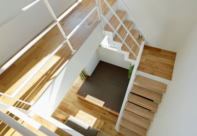 階段下のスペースを上手に活用し、リビングの一角にある畳スペースは、ちょっと横になりたいときに大活躍