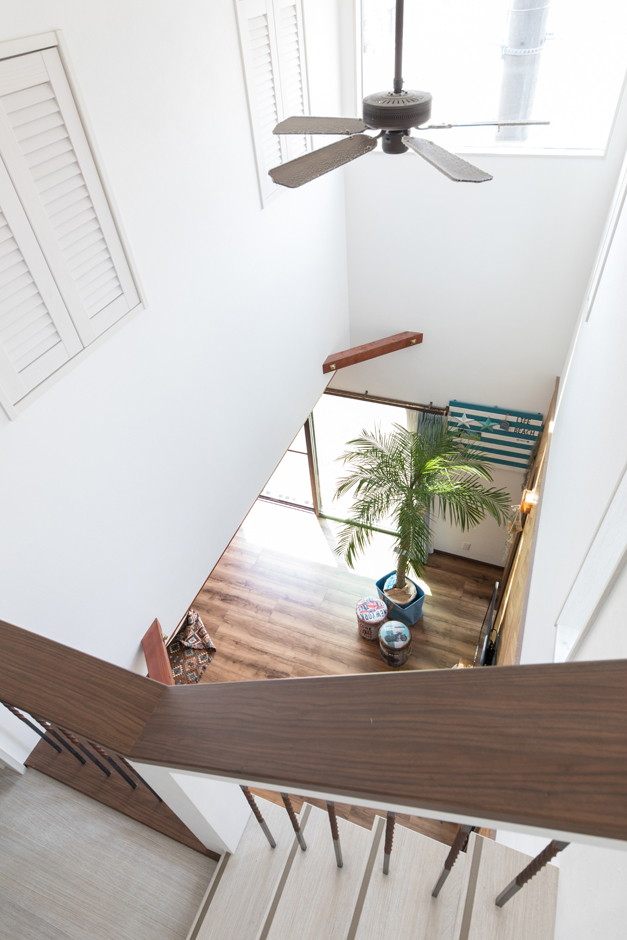 東海ハウス【1000万円台、屋上バルコニー、間取り】西海岸スタイルに欠かせないシーリングファン。火打梁が空間のアクセント