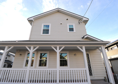 カバードポーチは、コーヒーを飲んだり、日向ぼっこをしたり、半屋外のアウトドアリビングとして有効に過ごせる。サッシは、断熱・気密・遮音性に優れたトリプルガラス樹脂サッシ