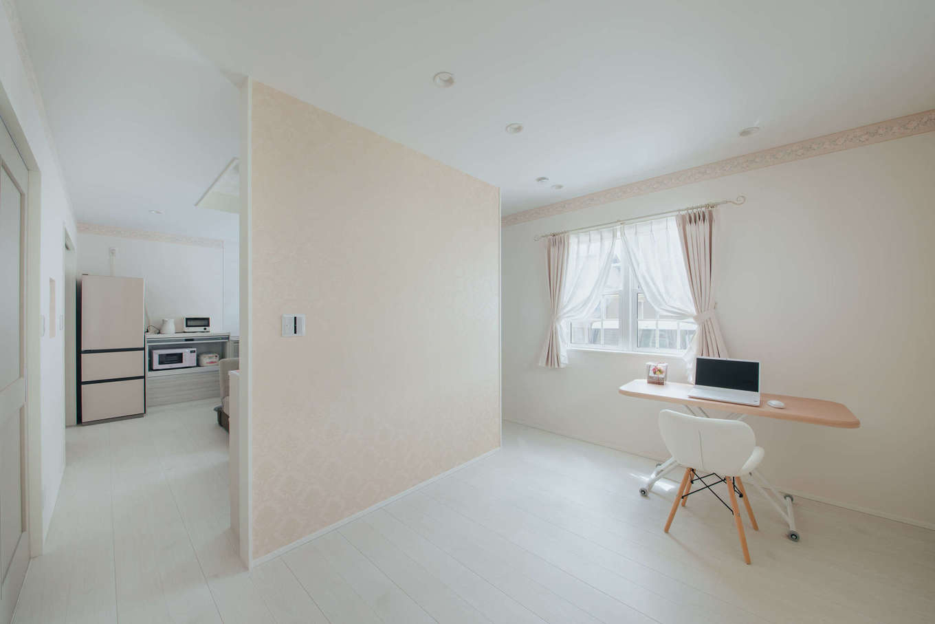 エフエフ住宅【1000万円台、夫婦で暮らす、平屋】主寝室とリビングの仕切り壁は、両側から出入りできるようになっている。リビングからの視線や行き来に必要な広さなどを考慮し、ちょうどいい大きさに調整した