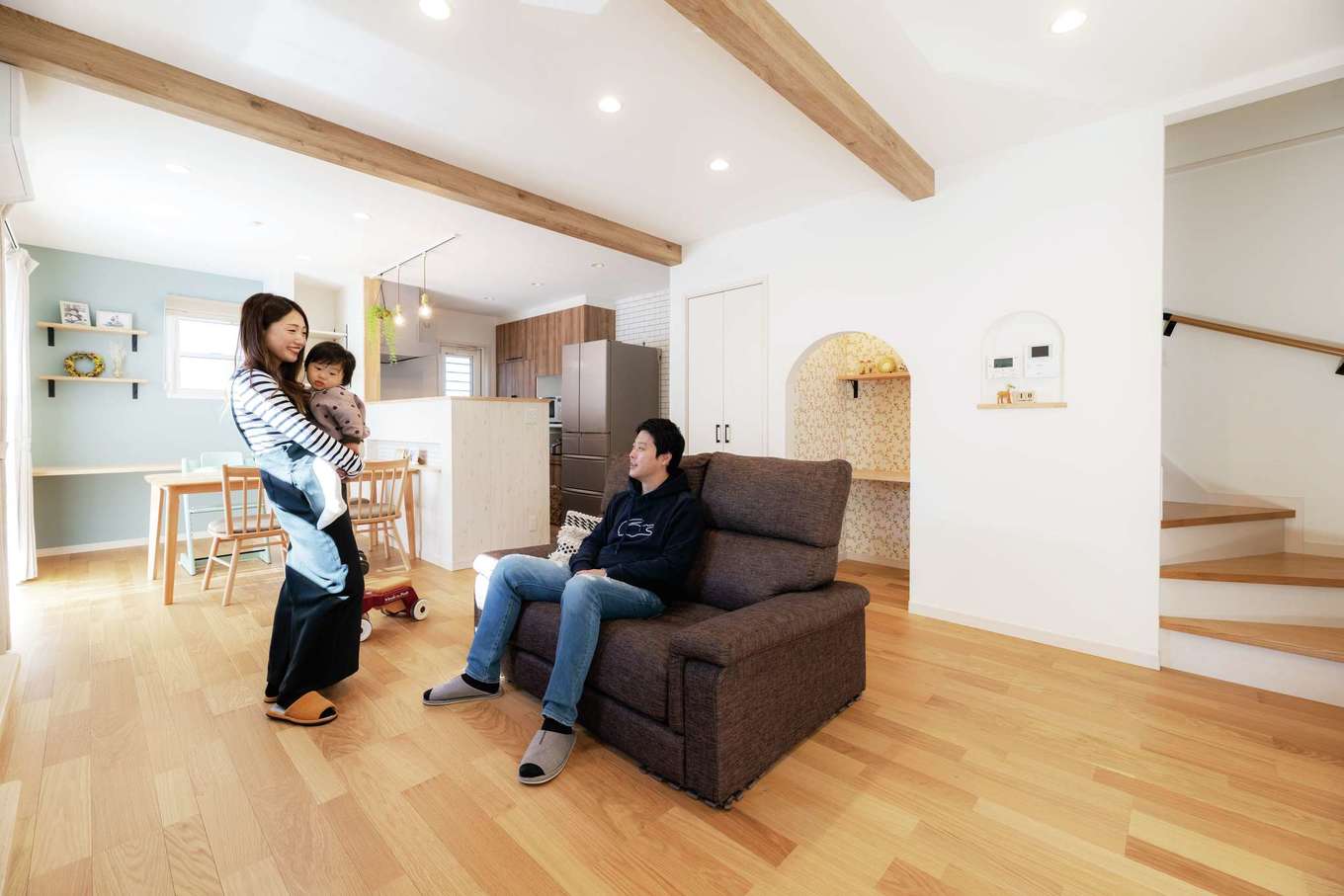 イーホーム【デザイン住宅、子育て、間取り】ブルーグレーの壁が映えるリビング