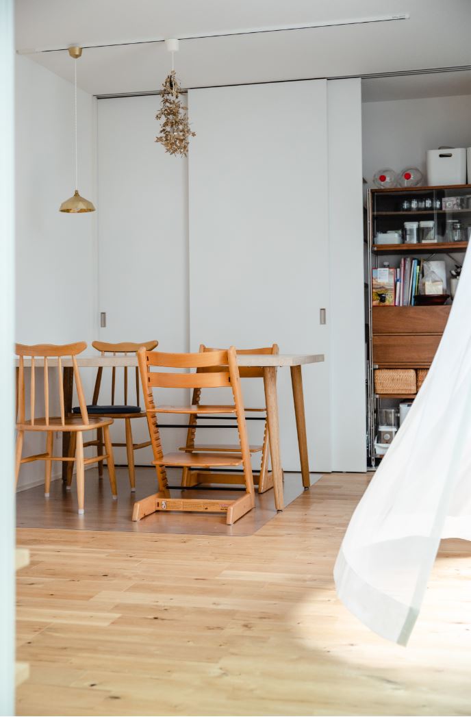 S.CONNECT（エスコネクト）【デザイン住宅、間取り、建築家】中庭を中心に家の中をぐるぐる回れるので、子どもたちはいつも元気に走り回って遊んでいる。コロナ禍のストレスも家の中で発散できるのは、一戸建ての醍醐味だ